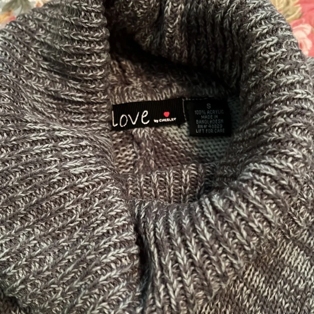 Short sleeve sweater, shorter in front. - Picture 2 of 5